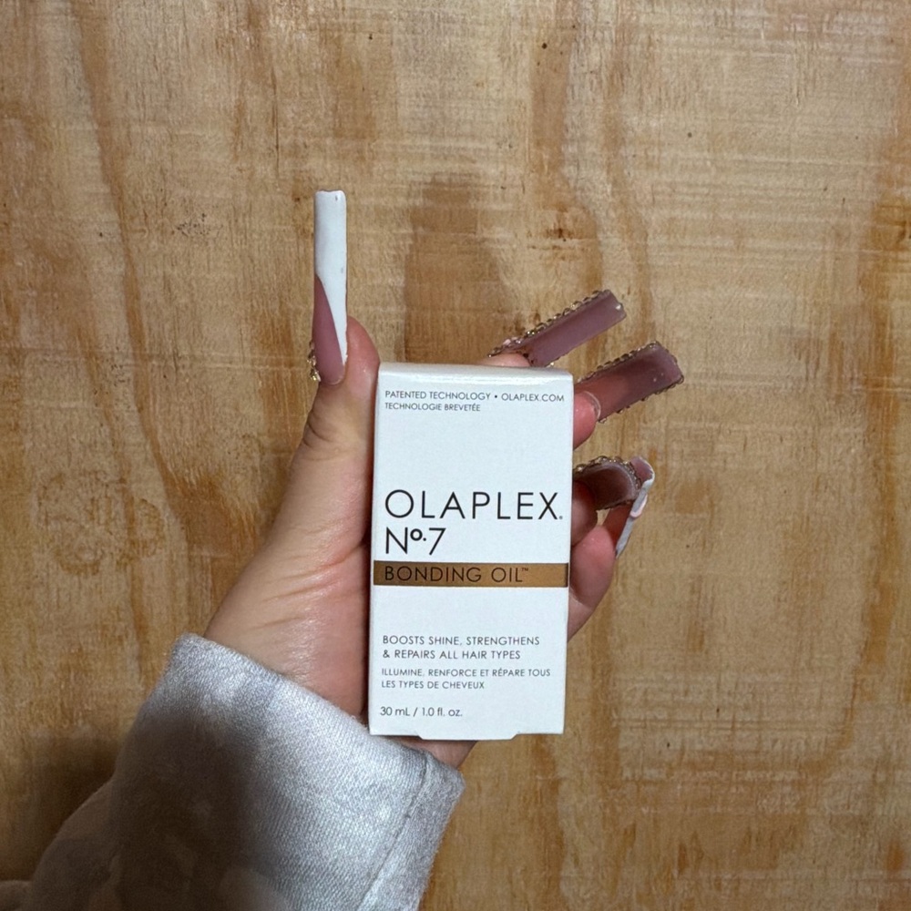 OLAPLEX No.7 Bonding Oil with White and Gold Accents